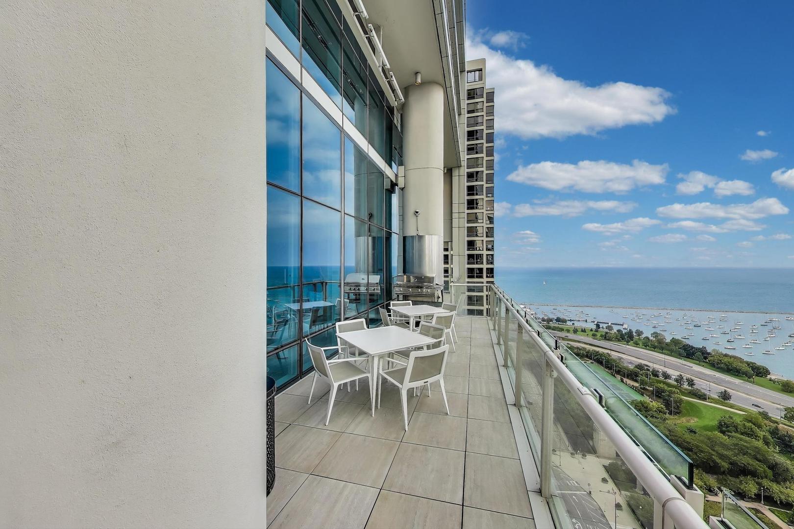 Chicago, Illinois 60601, United States, 2 Bedrooms Bedrooms, ,2 BathroomsBathrooms,Residential,Active,195197