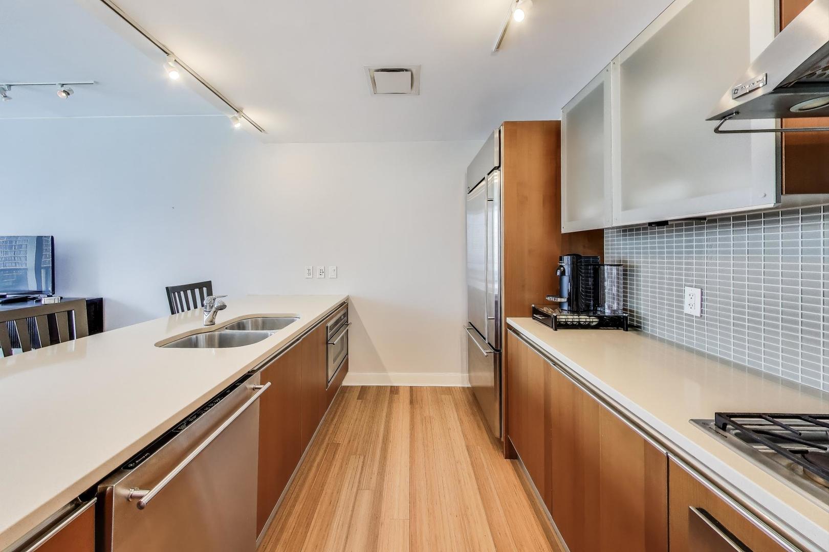 Chicago, Illinois 60601, United States, 2 Bedrooms Bedrooms, ,2 BathroomsBathrooms,Residential,Active,195197