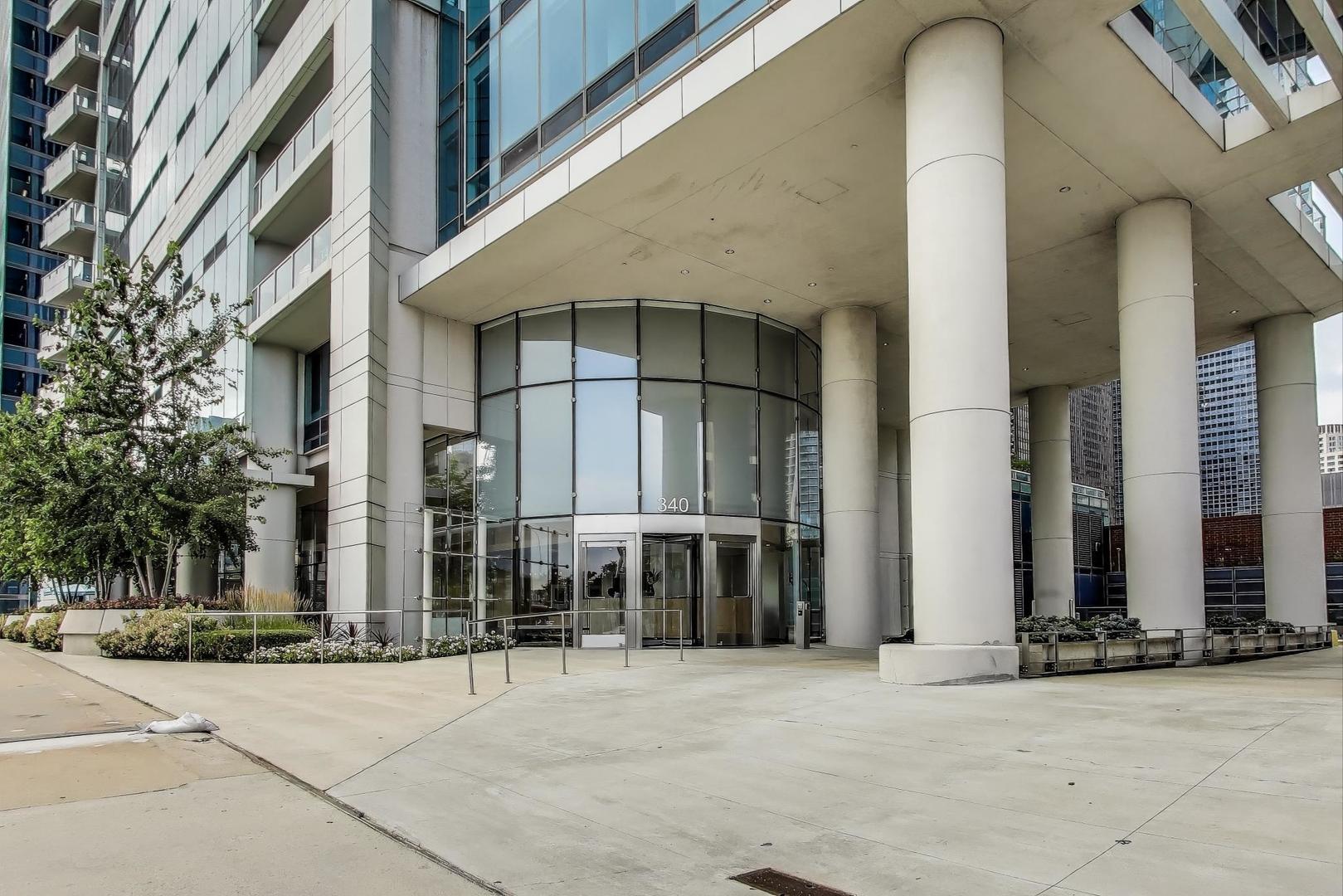 340 E RANDOLPH Street 1002
