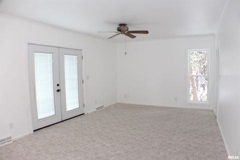 Tiny photo for 1611 COFFELT Avenue, Davenport, IA 52803 (MLS # QC4270067)