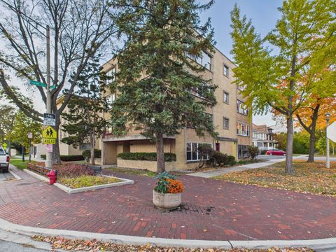 Tiny photo for 300 Chicago Avenue #4N, Oak Park, IL 60302 (MLS # 12515572)