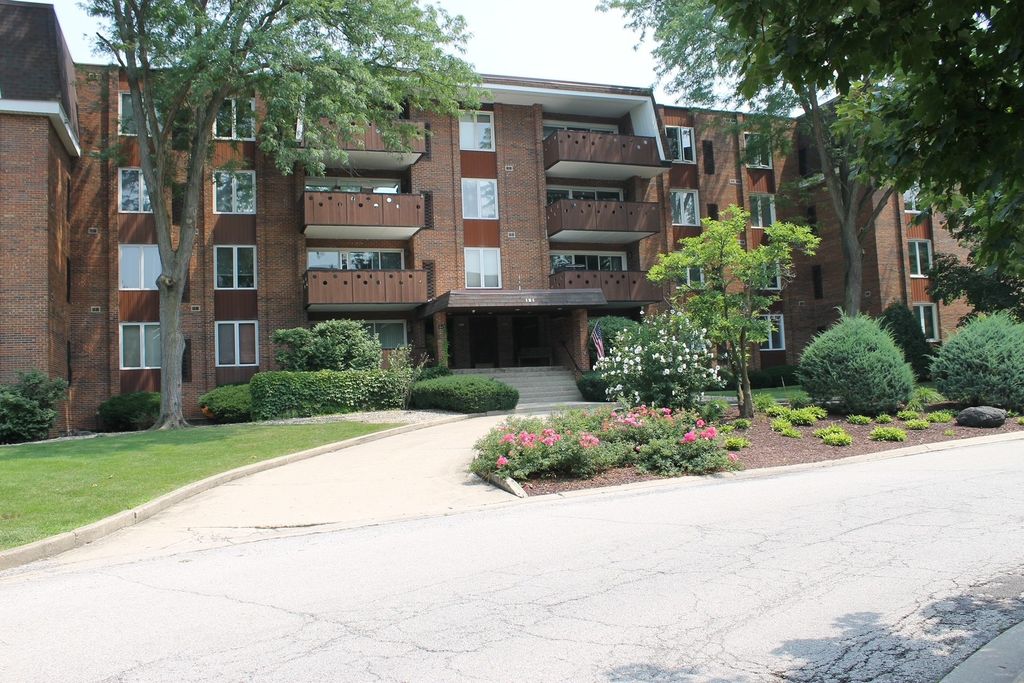 Photo for 121 S Spruce Avenue #308, Wood Dale, IL 60191 (MLS # 12428540)