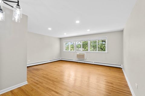 Tiny photo for 8524 Skokie Boulevard #3E, Skokie, IL 60077 (MLS # 12457319)