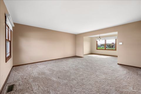 Tiny photo for 901 Garnet Circle, Schaumburg, IL 60193 (MLS # 12621120)