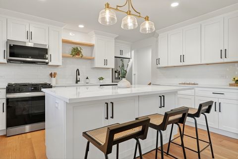 Tiny photo for 1237 N Ridge Avenue, Arlington Heights, IL 60004 (MLS # 12519978)