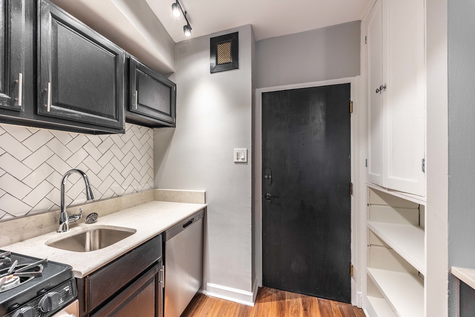 1140 N La Salle Drive 801