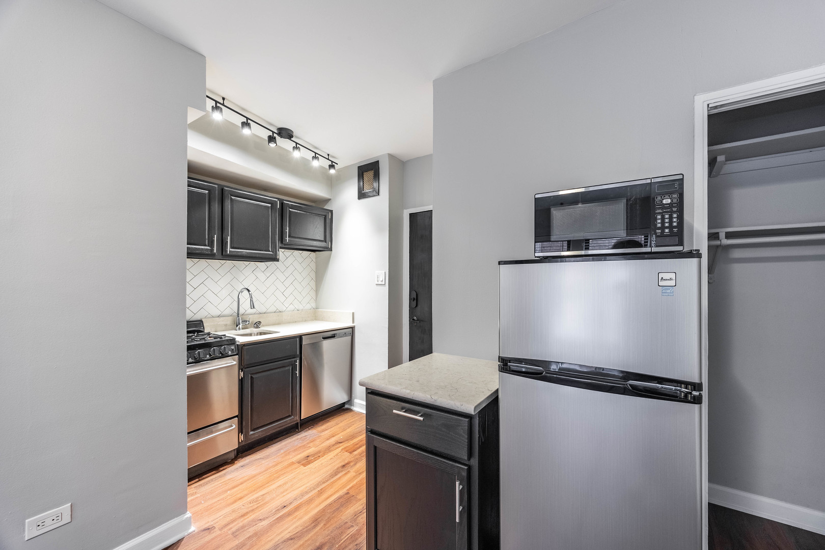 1140 N La Salle Drive 801
