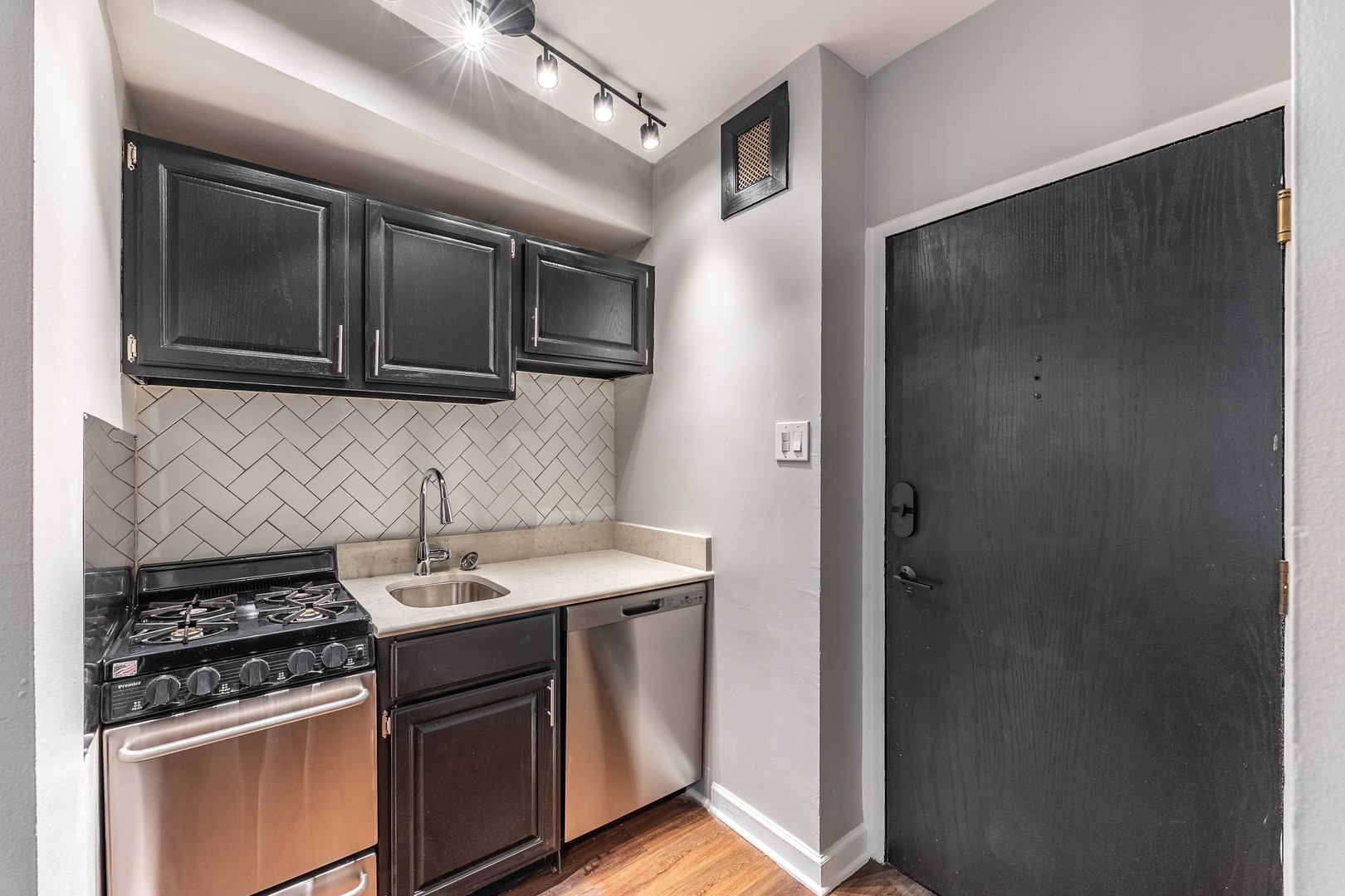 1140 N La Salle Drive 801