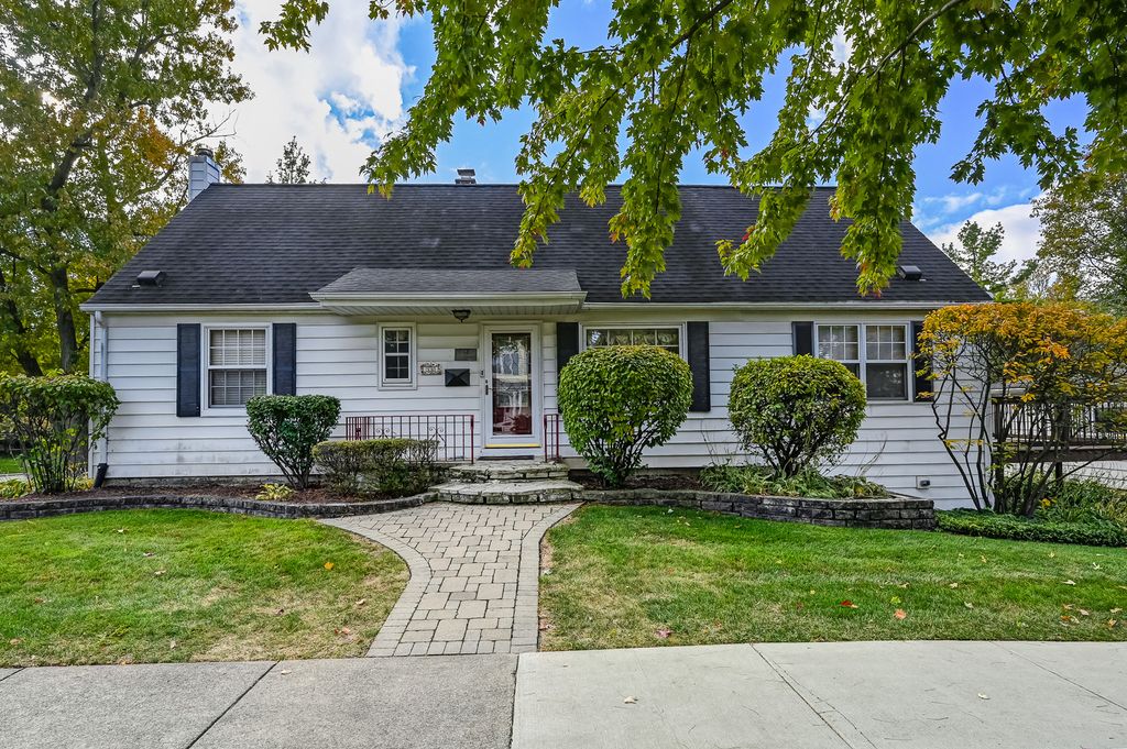 Photo for 530 W 6th Street, Hinsdale, IL 60521 (MLS # 12498853)