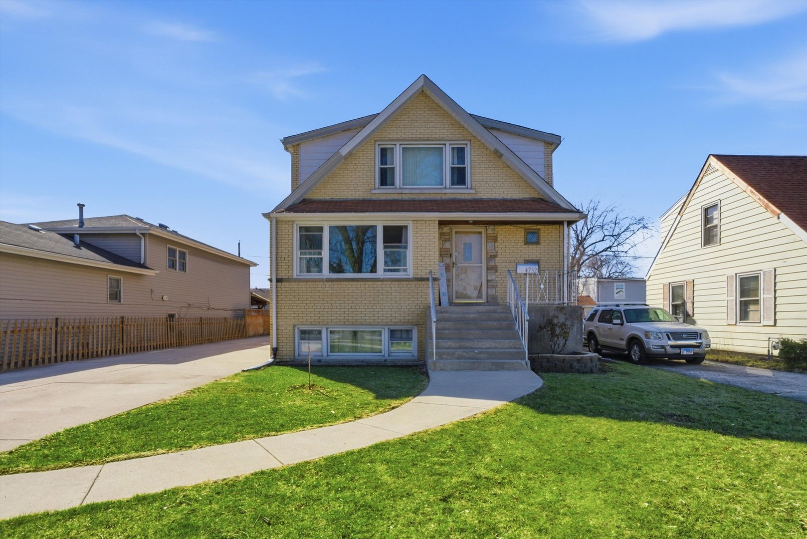 4752 S Lotus Avenue