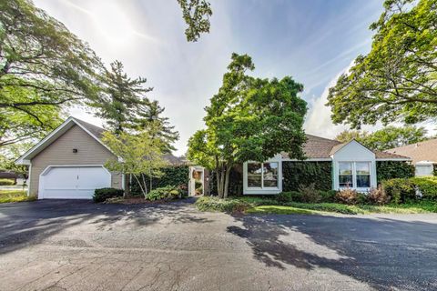 Photo of 1 Foxcroft On Auburn, Rolling Meadows, IL 60008 (MLS # 12489085)