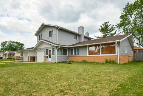 Photo of 50 Ridgewood Road, Elk Grove Village, IL 60007 (MLS # 12538886)