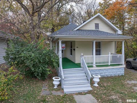 Photo of 727 N BROADWAY Avenue, Salem, IL 62881 (MLS # EB455651)