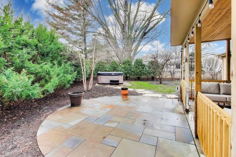 Tiny photo for 905 Crestfield Avenue, Libertyville, IL 60048 (MLS # 12602234)