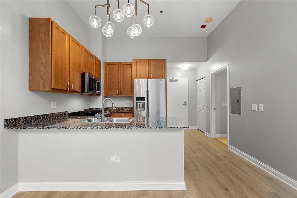 8 W Monroe Street 401