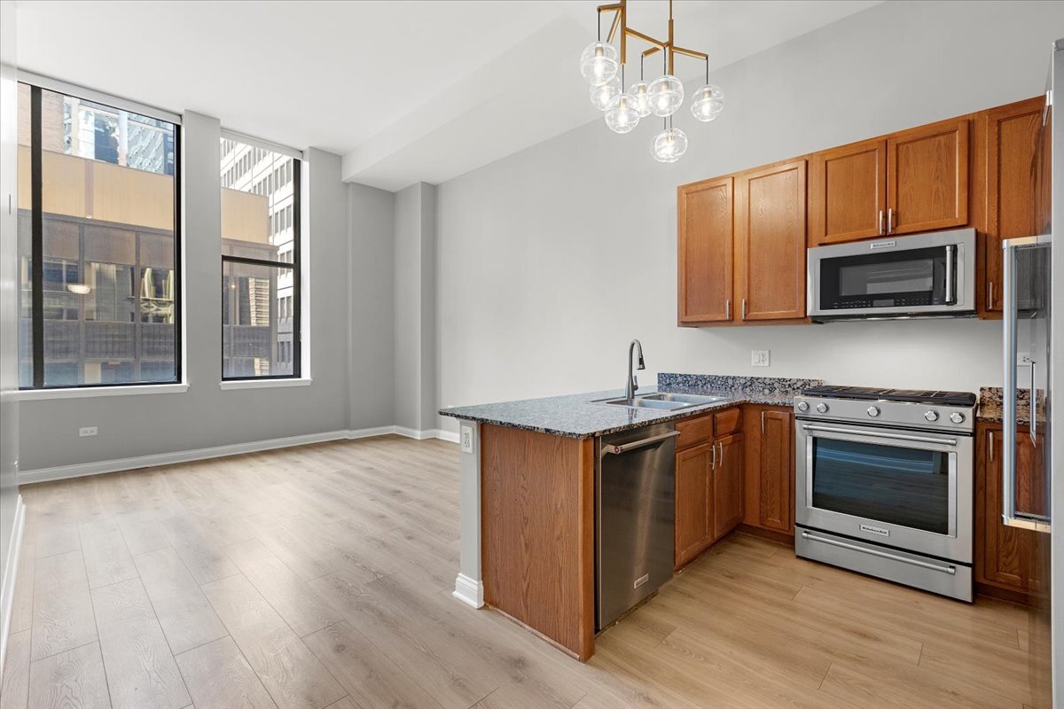 8 W Monroe Street 401
