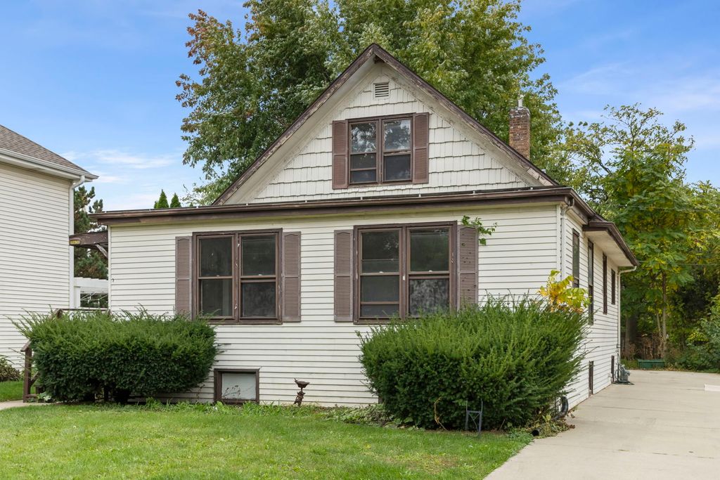 Photo for 25 E Parkside Avenue, Lombard, IL 60148 (MLS # 12502162)