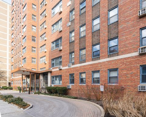 Photo of 2909 N Sheridan Road #1001, Chicago, IL 60657 (MLS # 12580232)