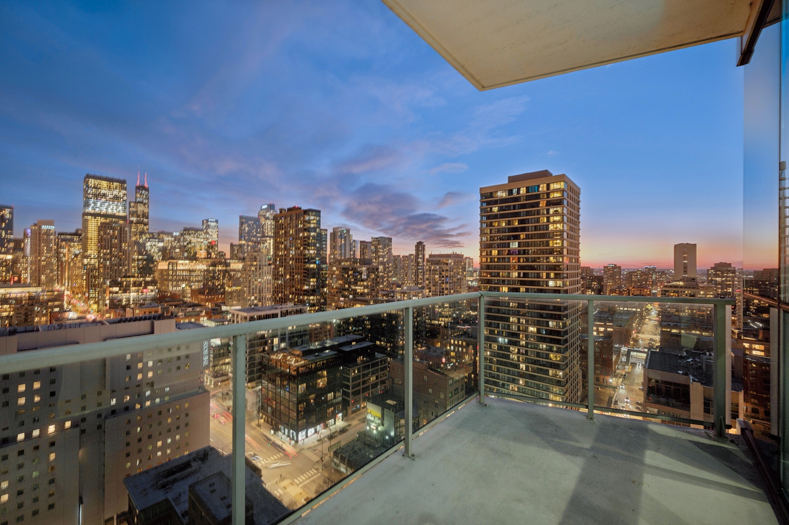Chicago, Illinois 60654, United States, 3 Bedrooms Bedrooms, ,3 BathroomsBathrooms,Residential,Active,206267