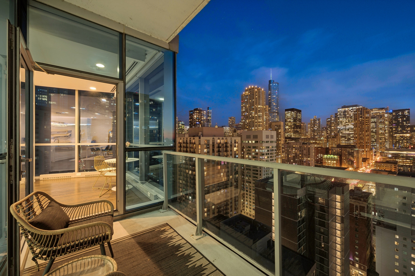 Chicago, Illinois 60654, United States, 3 Bedrooms Bedrooms, ,3 BathroomsBathrooms,Residential,Active,206267