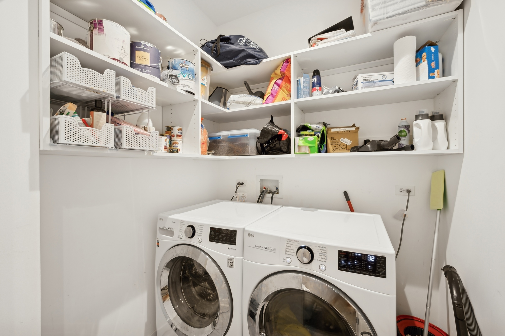 Chicago, Illinois 60654, United States, 3 Bedrooms Bedrooms, ,3 BathroomsBathrooms,Residential,Active,206267