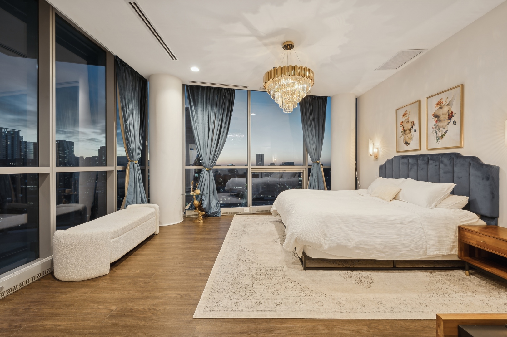 Chicago, Illinois 60654, United States, 3 Bedrooms Bedrooms, ,3 BathroomsBathrooms,Residential,Active,206267