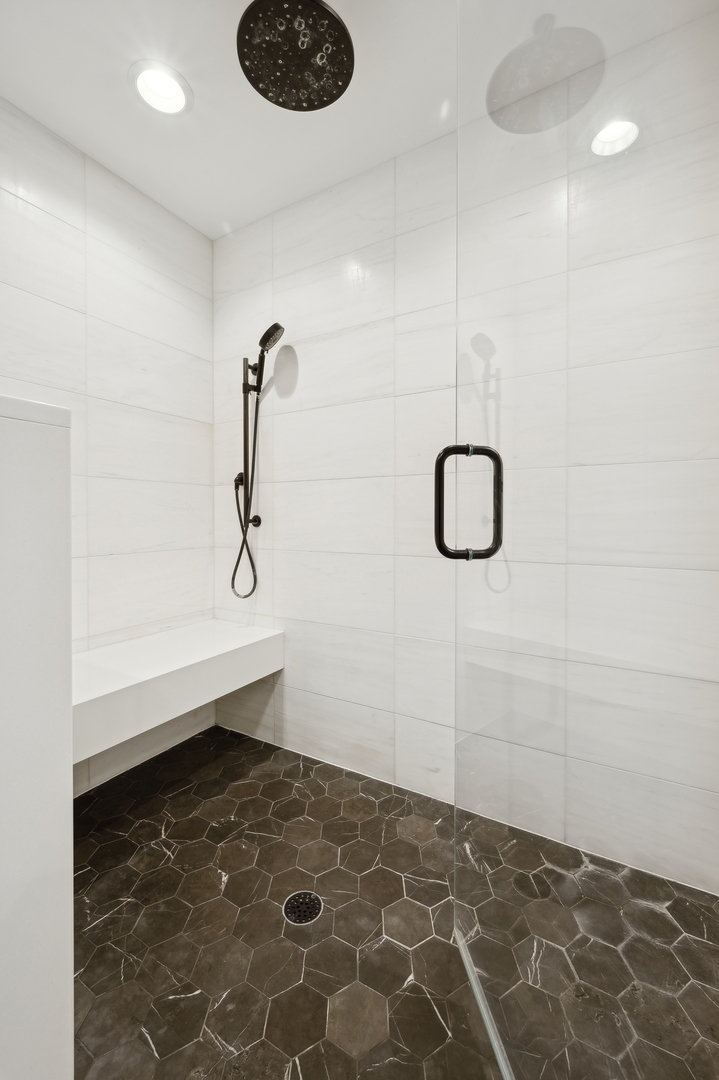 Chicago, Illinois 60654, United States, 3 Bedrooms Bedrooms, ,3 BathroomsBathrooms,Residential,Active,206267