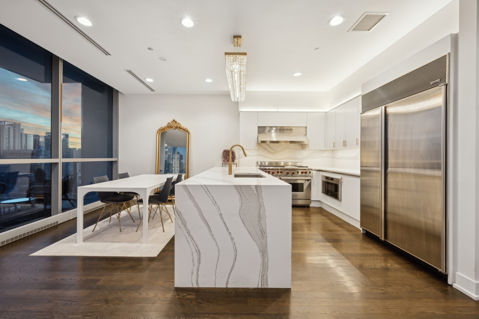 Chicago, Illinois 60654, United States, 3 Bedrooms Bedrooms, ,3 BathroomsBathrooms,Residential,Active,206267