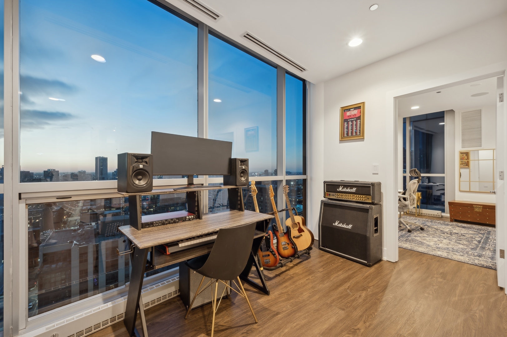 Chicago, Illinois 60654, United States, 3 Bedrooms Bedrooms, ,3 BathroomsBathrooms,Residential,Active,206267