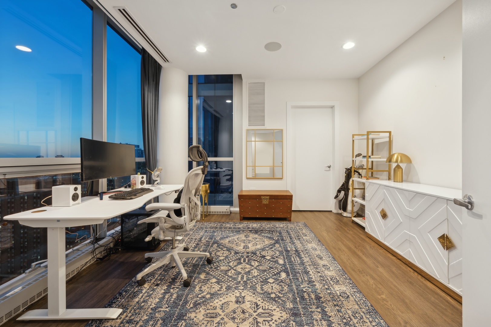 Chicago, Illinois 60654, United States, 3 Bedrooms Bedrooms, ,3 BathroomsBathrooms,Residential,Active,206267