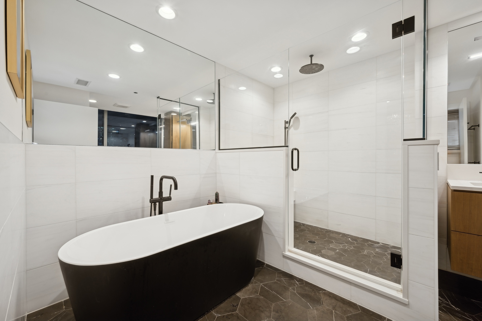 Chicago, Illinois 60654, United States, 3 Bedrooms Bedrooms, ,3 BathroomsBathrooms,Residential,Active,206267