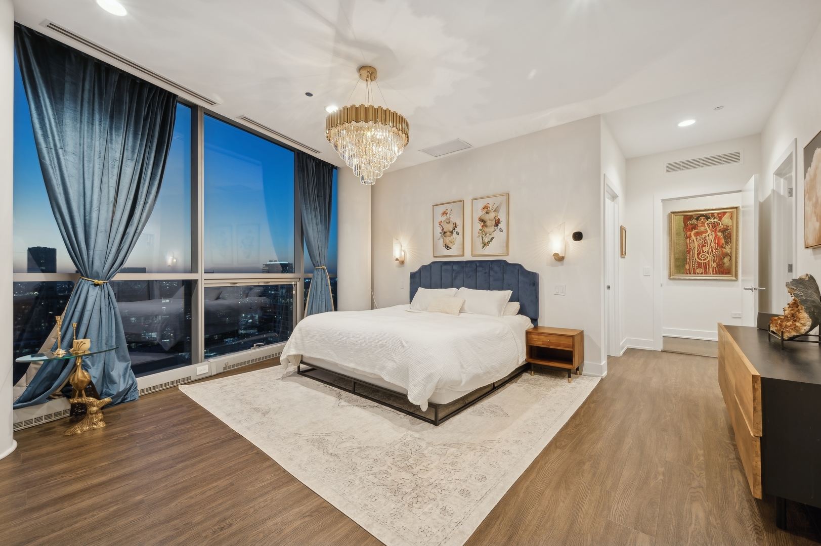 Chicago, Illinois 60654, United States, 3 Bedrooms Bedrooms, ,3 BathroomsBathrooms,Residential,Active,206267