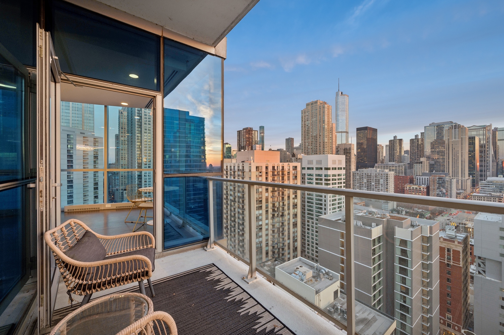 Chicago, Illinois 60654, United States, 3 Bedrooms Bedrooms, ,3 BathroomsBathrooms,Residential,Active,206267