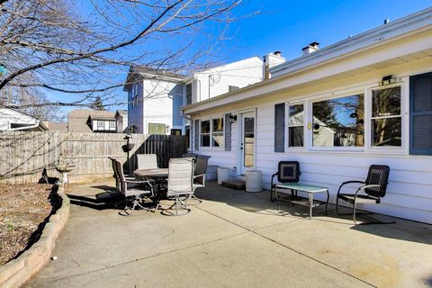 Tiny photo for 200 S Derbyshire Lane, Arlington Heights, IL 60004 (MLS # 12547738)