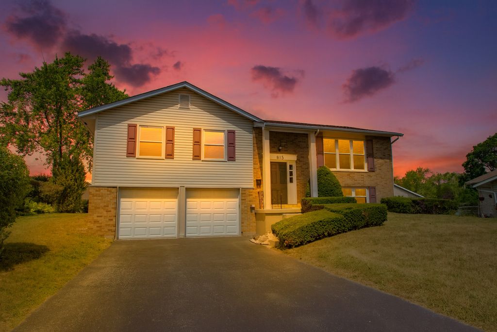 Photo for 815 Concord Cove, Hoffman Estates, IL 60192 (MLS # 12502228)