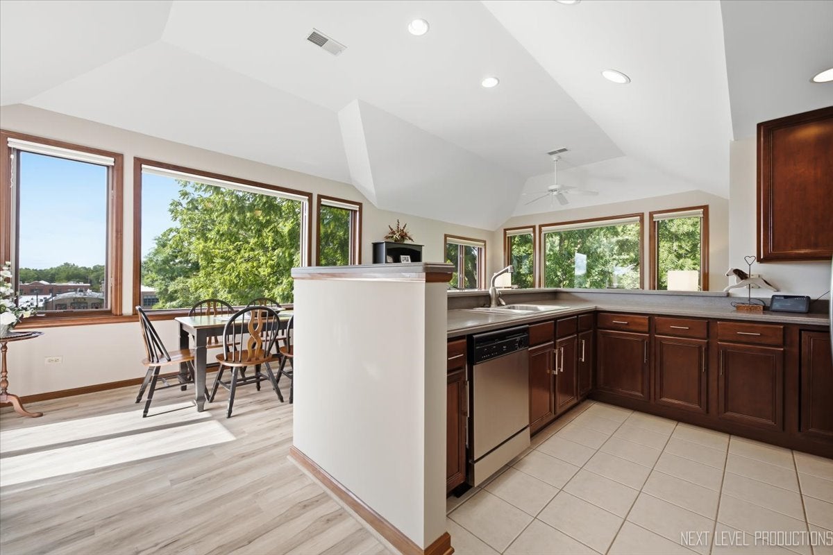 100 N River Lane 401
