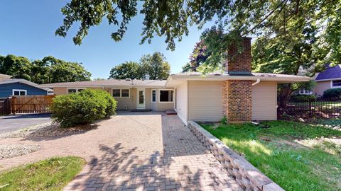 Tiny photo for 717 S 4th Avenue, Libertyville, IL 60048 (MLS # 12446302)