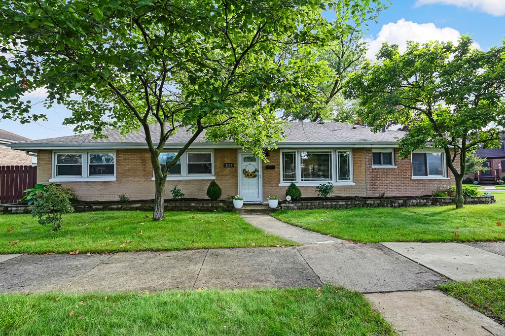 Photo for 3251 Grand Boulevard, Brookfield, IL 60513 (MLS # 12497519)