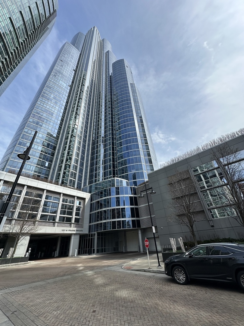 1211 S Prairie Avenue 3702