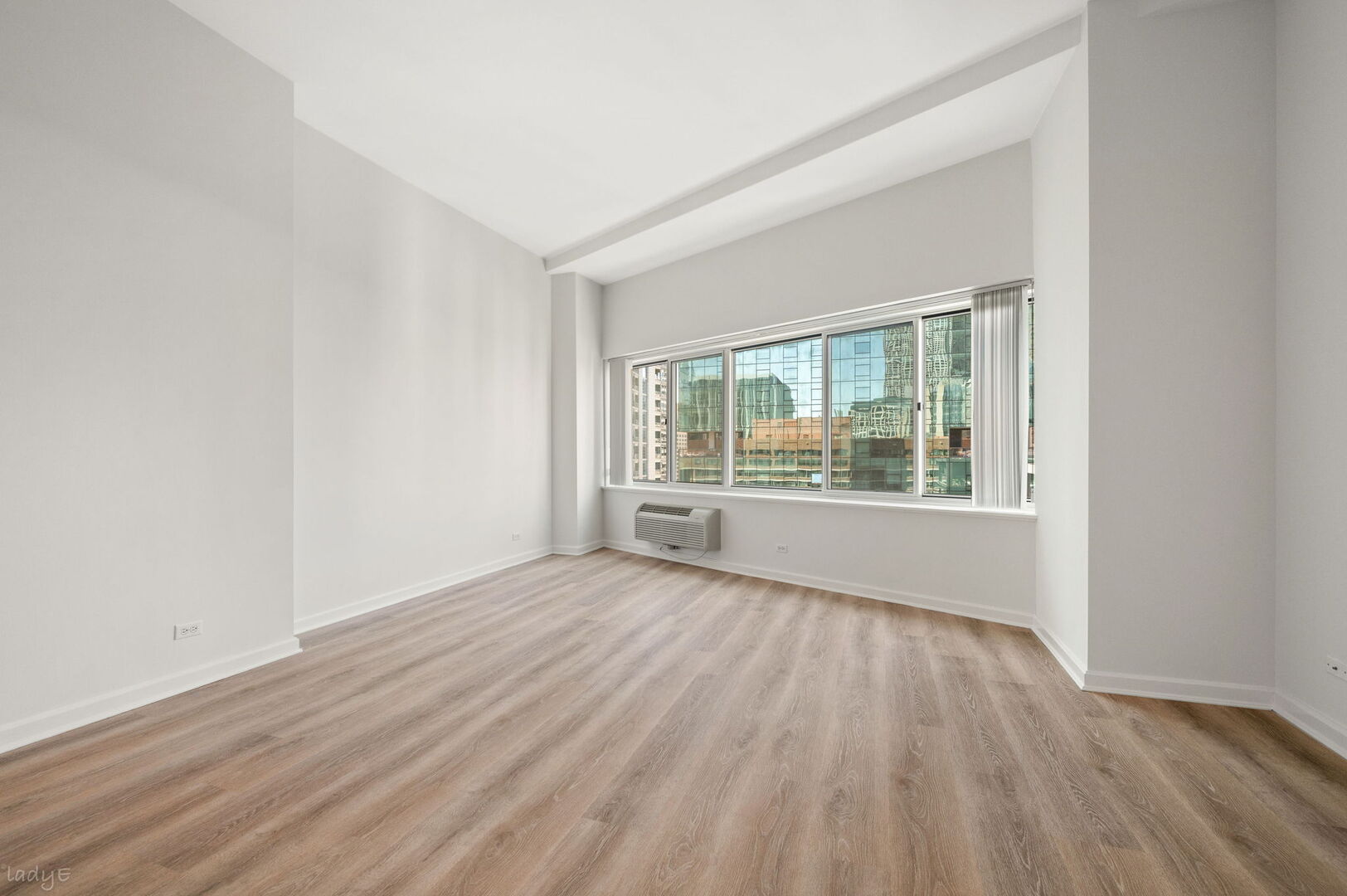 211 E Ohio Street 2915