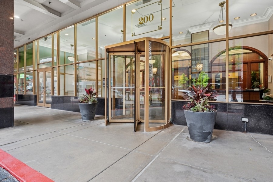 200 N Dearborn Street 2402
