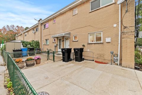 Tiny photo for 7249 N CAMPBELL Avenue #B, Chicago, IL 60645 (MLS # 12500223)