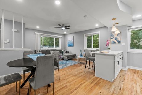 Tiny photo for 7249 N CAMPBELL Avenue #B, Chicago, IL 60645 (MLS # 12500223)