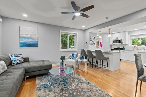 Tiny photo for 7249 N CAMPBELL Avenue #B, Chicago, IL 60645 (MLS # 12500223)