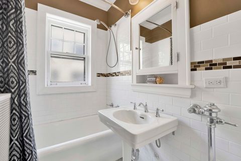 Tiny photo for 826 Michigan Avenue #2B, Evanston, IL 60202 (MLS # 12461365)