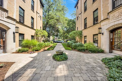 Tiny photo for 826 Michigan Avenue #2B, Evanston, IL 60202 (MLS # 12461365)