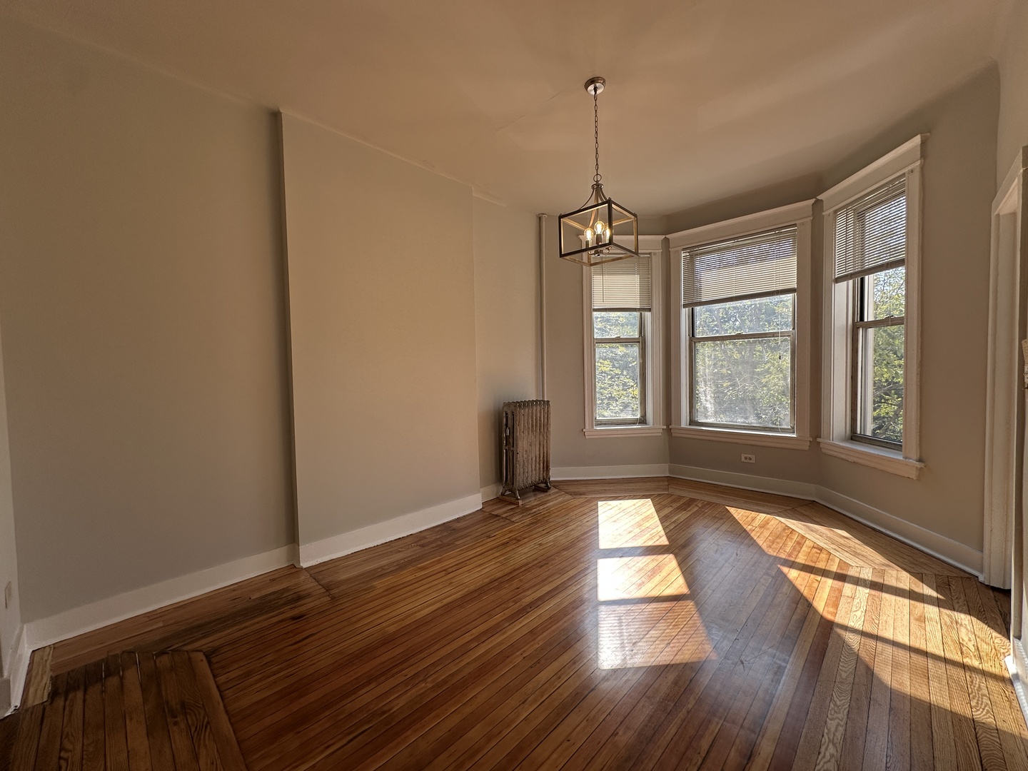 1513 N california Avenue 2F