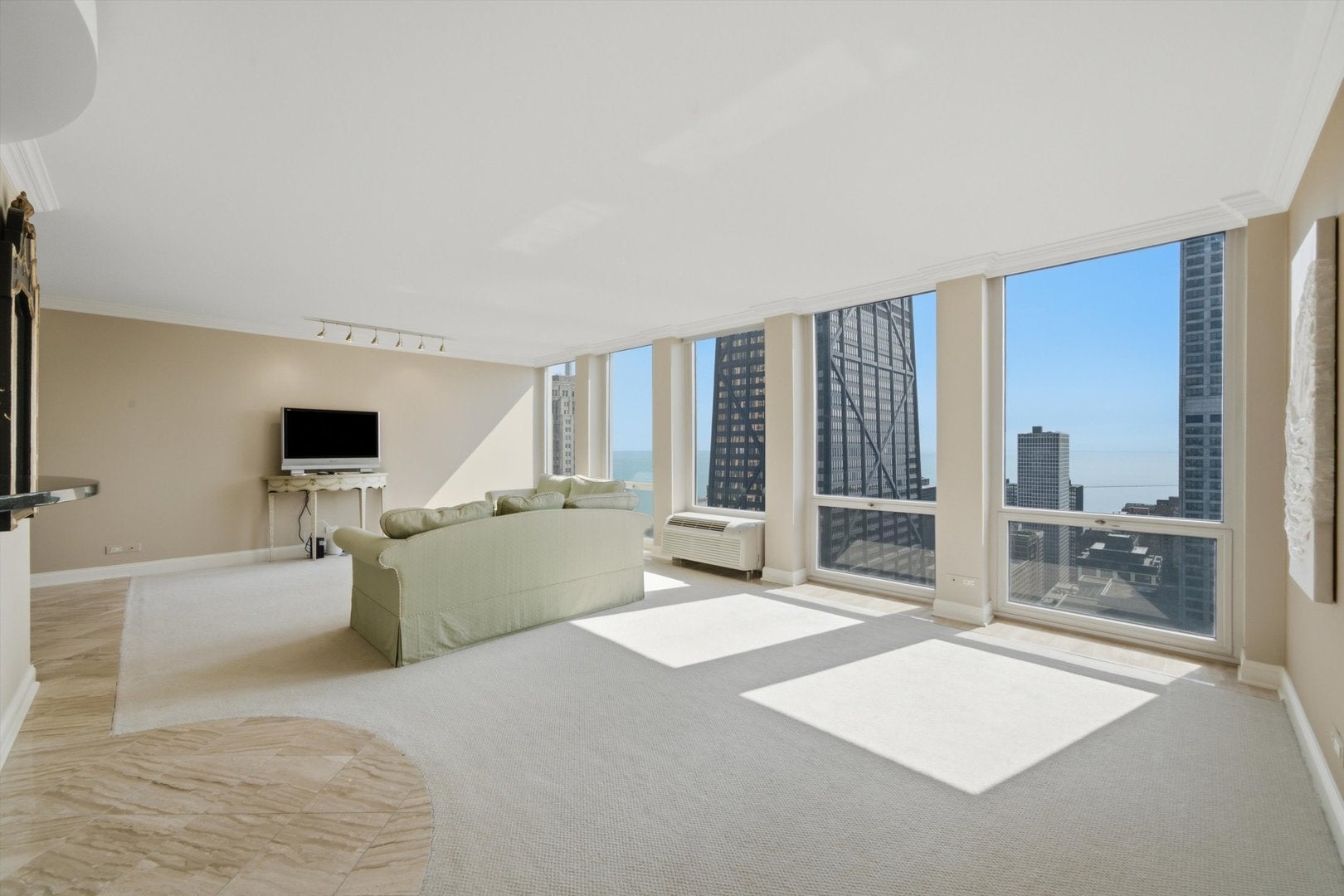 111 E Chestnut Street 42F