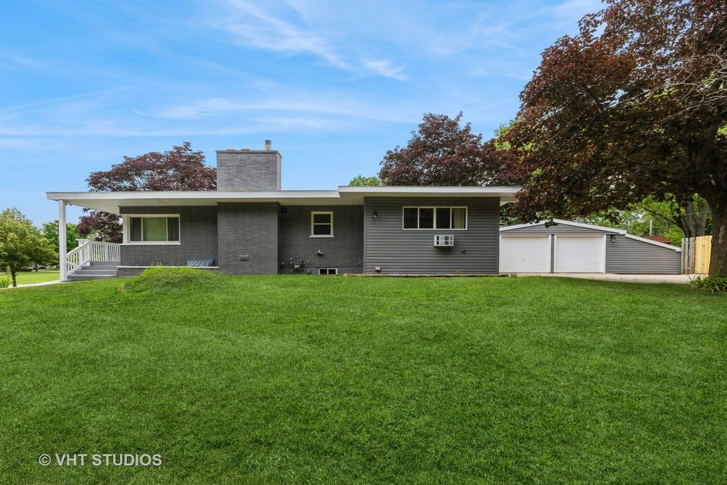 Photo for 900 Shiloh Boulevard, Zion, IL 60099 (MLS # 12426443)