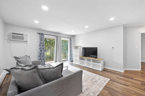 Tiny photo for 215 S Hale Street #9B, Addison, IL 60101 (MLS # 12745914)